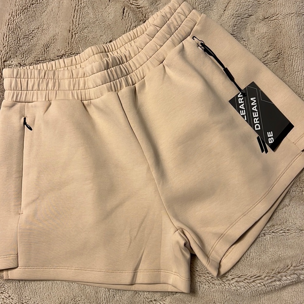 Alphalete elements relaxed shorts in vanilla size medium. New